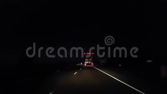 夜间高速公路大型货车在州际公路上跟随车辆进行POV流水线的司机视角视频的预览图
