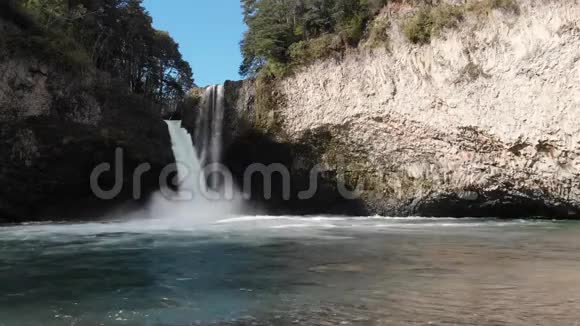 尼拉休瀑布在洛斯里奥斯地区智利南部视频的预览图