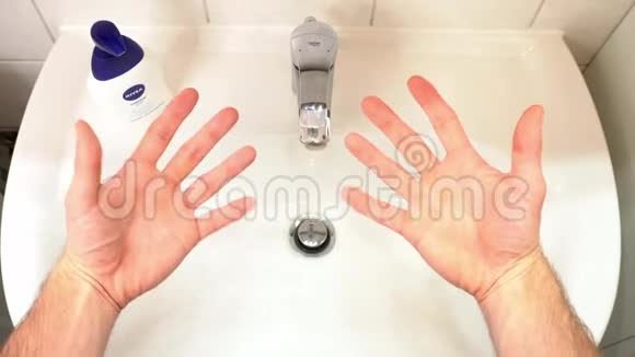 洗手洗手洗手池里用肥皂和水洗手视频的预览图