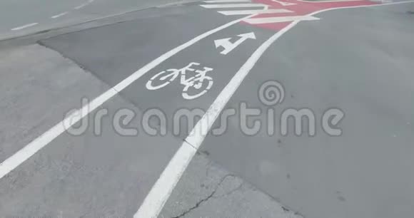 行人过街道上有自行车标记的沥青视频的预览图
