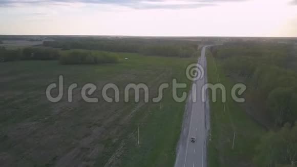 白车在黄昏时分从地面公路开到公路视频的预览图
