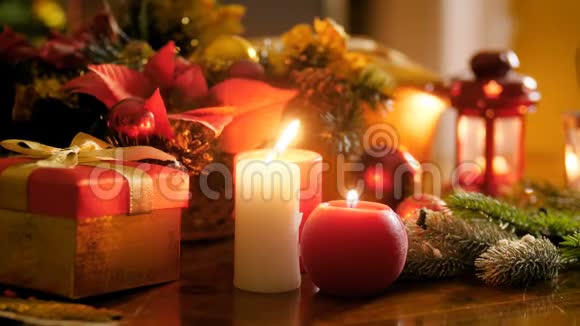 特写4k视频在客厅的桌子上燃烧蜡烛和传统的圣诞装饰完美的镜头视频的预览图