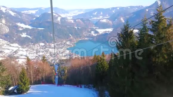 乘坐缆车前往奥地利圣吉尔根的Zwolferhorn峰视频的预览图
