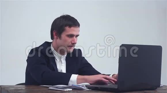 商人在笔记本电脑上工作在股票市场上迷失在商业上失败视频的预览图