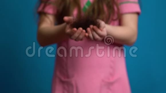 秃头的女人女孩手握脱发头发视频的预览图