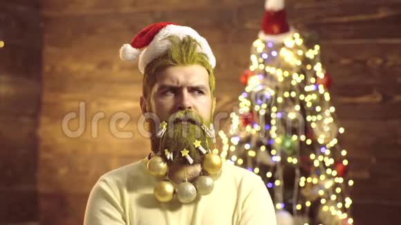 惊讶和有趣的人的肖像礼物的情感有胡子和胡子的圣诞老人有趣的人视频的预览图