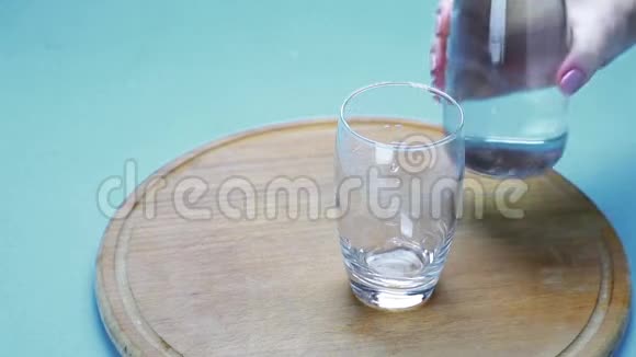 水倒进玻璃杯里视频的预览图