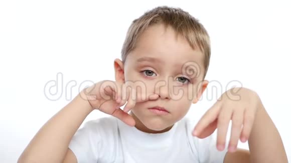 一个忧郁的男孩坐在桌子旁慢慢地把手指放在鼻子上心理学视频的预览图