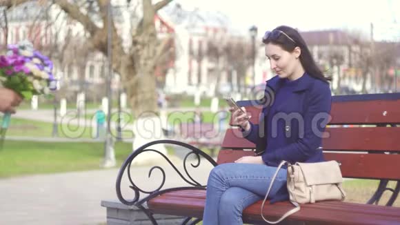 在公园的长椅上恋爱的情侣视频的预览图