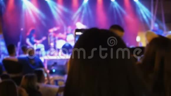 音乐会上挤满了年轻人视频的预览图