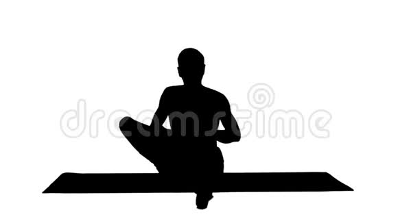 剪影男练瑜伽圣人扭转c型或马里希萨纳型伸展运动肌肉瑜伽冥想视频的预览图