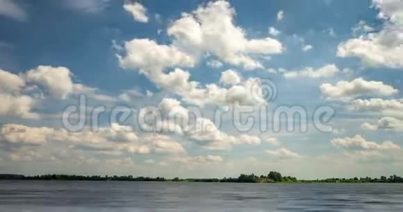 湖泊多风天气中几层蓬松卷曲的卷云层的时间间隔片段视频的预览图