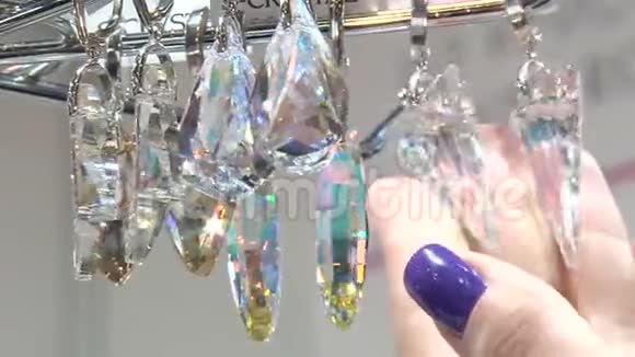 女人手摸柜台上的水晶耳环视频的预览图