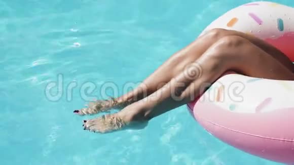 美丽的女性腿在游泳池里飞溅视频的预览图