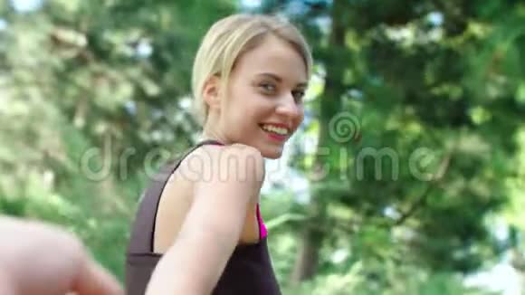 告诉我情侣在公园里玩得开心的概念微笑的女人视频的预览图