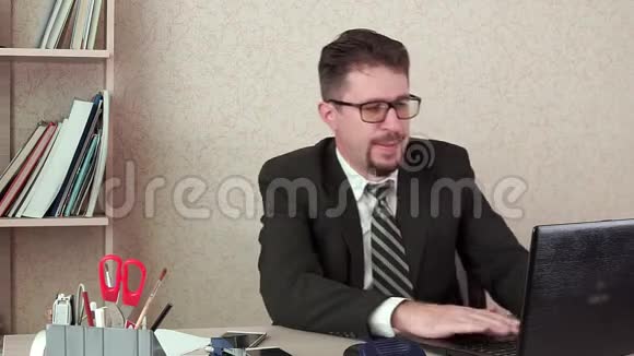 办公室经理一个留着胡子的男人对着笔记本电脑大喊大叫视频的预览图
