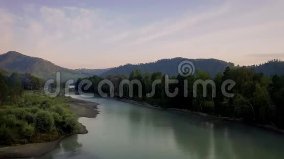 空中无人机在日落时看到树林之间的河流阿尔泰俄罗斯视频的预览图