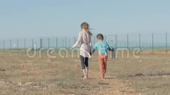 来自中东的儿童兄妹因战争冲突而在难民营中穷孩子不穿鞋光着身子视频的预览图