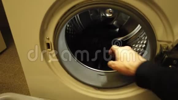 人卸货洗衣机滚筒POV视频的预览图