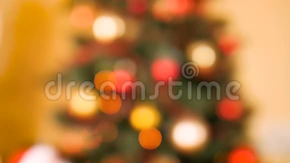 模糊的焦点视频彩色发光圣诞灯在圣诞树上冬季庆典的完美镜头视频的预览图