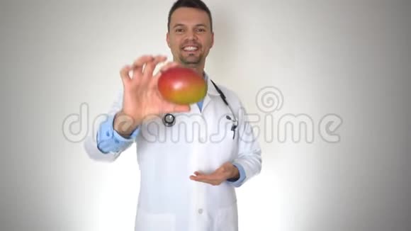 医生持有天然有机芒果健康的维生素营养概念视频的预览图