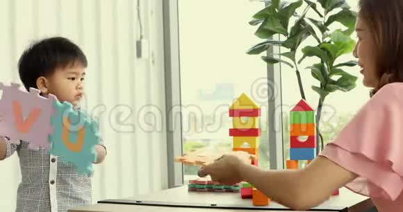 亚洲幼儿和妈妈一起玩泡沫拼图视频的预览图
