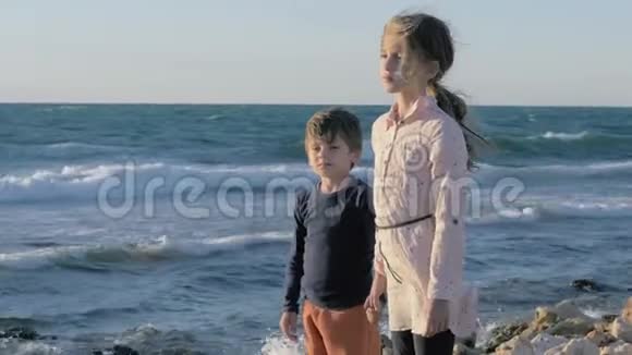 小难民兄妹被单独留在海滩上等待帮助视频的预览图