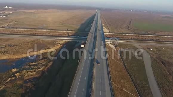 日落时从上面看到的高速公路秋天视频的预览图