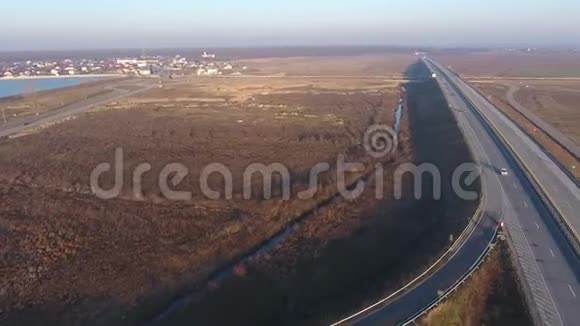 日落时从上面看到的高速公路秋天视频的预览图
