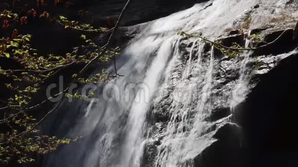 瀑布水流向下流过悬崖和岩石靠近瀑布附近的小溪里泼水透明水晶和灰色视频的预览图