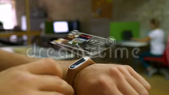 未来派装置在一个人手全息图智能手表办公室的背景视频的预览图