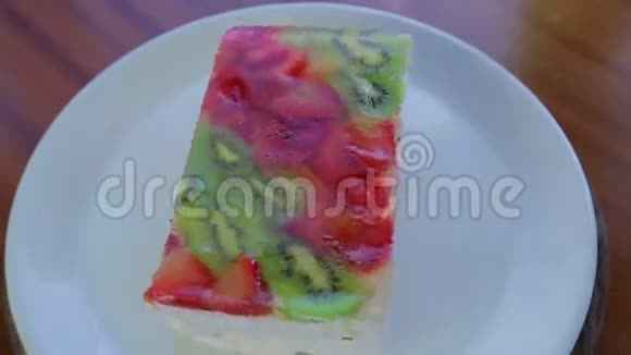 白色盘子上的果冻水果蛋糕从上面旋转成一个圆圈视频的预览图