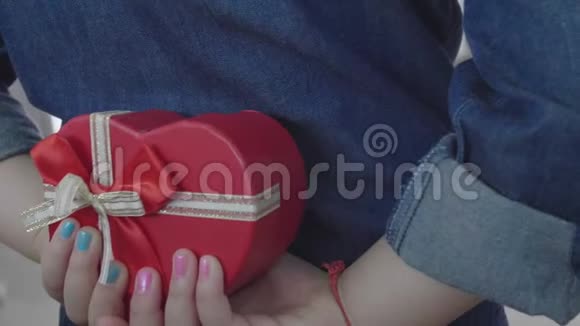 亚洲孩子送礼物给妈妈慢动作视频的预览图