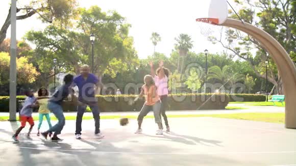 多代家庭慢动作打篮球视频的预览图