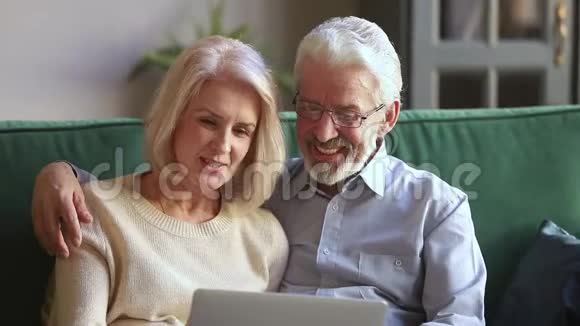 快乐的老夫妇在说笑在网上购物视频的预览图