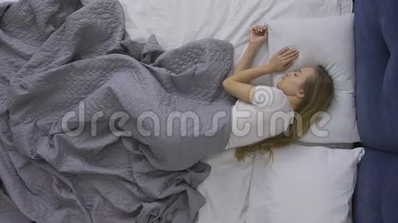 妇女在床上改变睡眠位置的时间视频的预览图