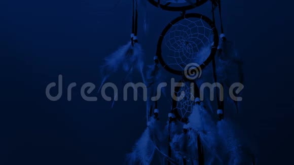 夜间微风中的捕梦者视频的预览图
