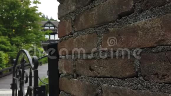 古老的红砖墙和篱笆模糊的乡村背景视频的预览图