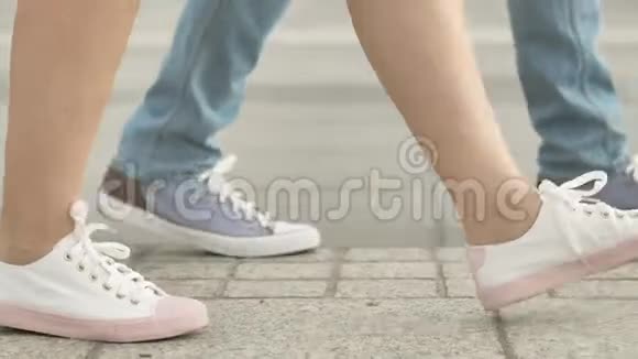 男人和女人的腿爱的一对拥抱在夕阳下漫步在城市视频的预览图