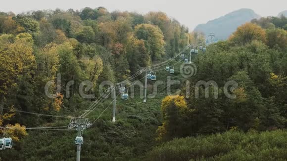 秋季山顶滑雪缆车站缆车将人们抬到豪华山地度假胜地夏季岩石的顶端视频的预览图