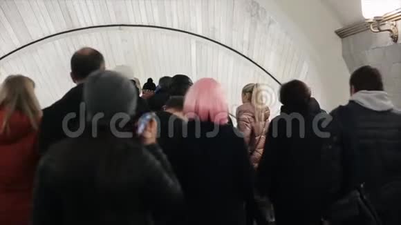 美丽的白种人年轻女孩粉红色的头发穿过人群在地铁一头粉红色头发的女人视频的预览图