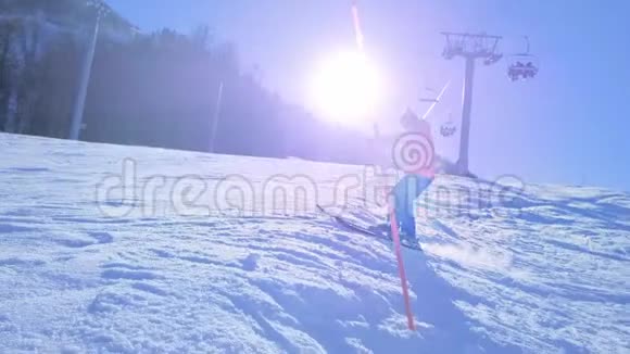 专业滑雪运动员跳过赛道视频的预览图