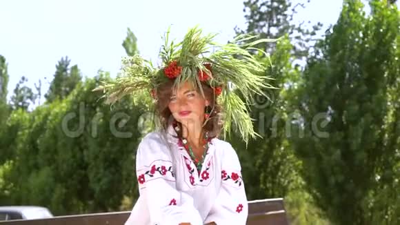 穿着民俗服装在西瓜上摆着漂亮的女模特视频的预览图
