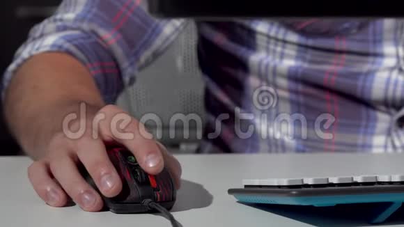 一个正在用电脑在键盘上打字的人被人打的视频的预览图