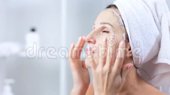 漂亮的女人在家里做自我护理的面部皮肤视频的预览图
