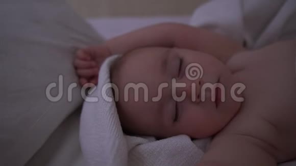 一个光着身子的小孩子睡在床上双手慢腾腾视频的预览图