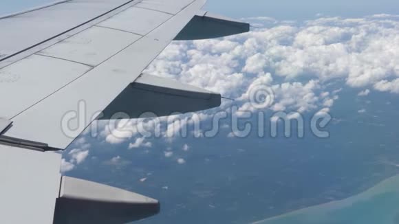 从白云和陆地上的飞机窗口观看视频的预览图