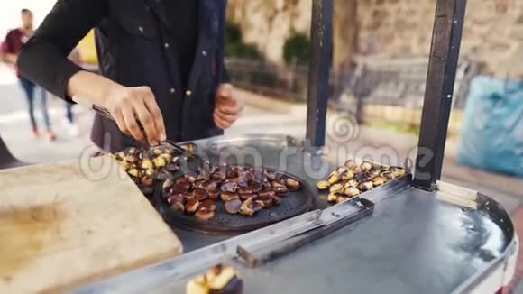伊斯坦布尔的一个路边小贩正在烤制栗子视频的预览图