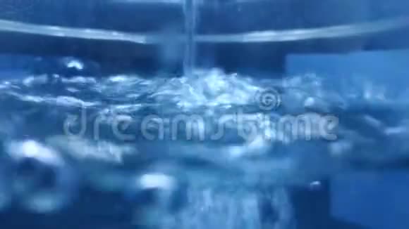一股水流灌满了瓶子水中的空气气泡水倒进瓶子里垂直视频视频的预览图