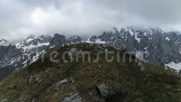 飞越山顶飞向高山和雪山空中视频的预览图